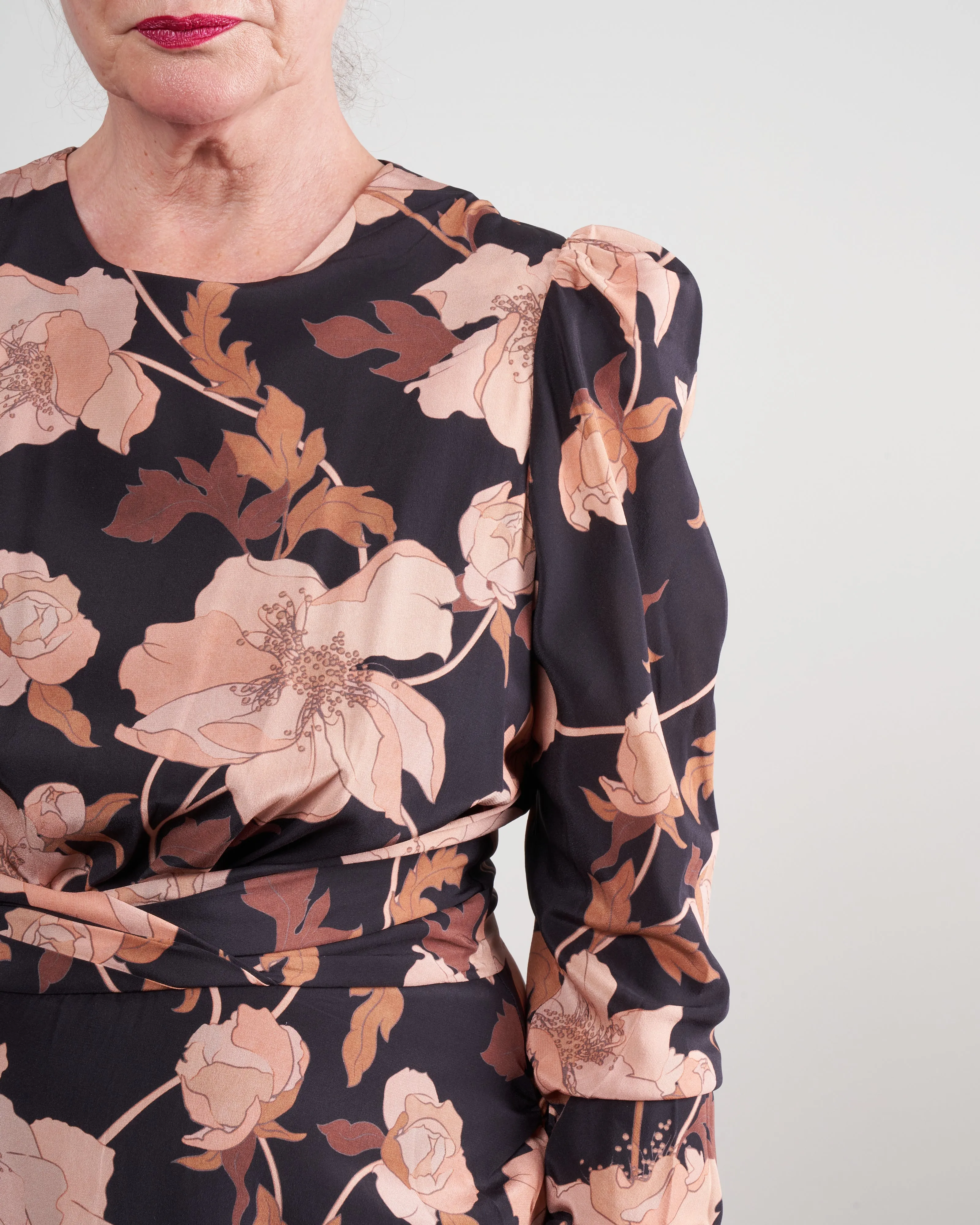 concert drape tuck midi dress - black peonies