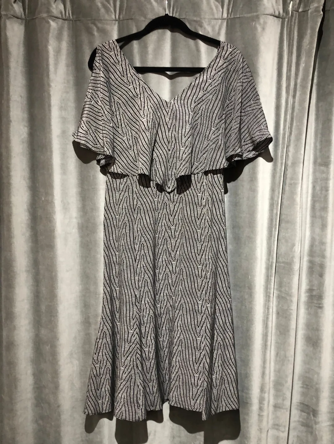 DEREK LAM Black and White Printed V Neck Short Sleeve Seta Silk Dress