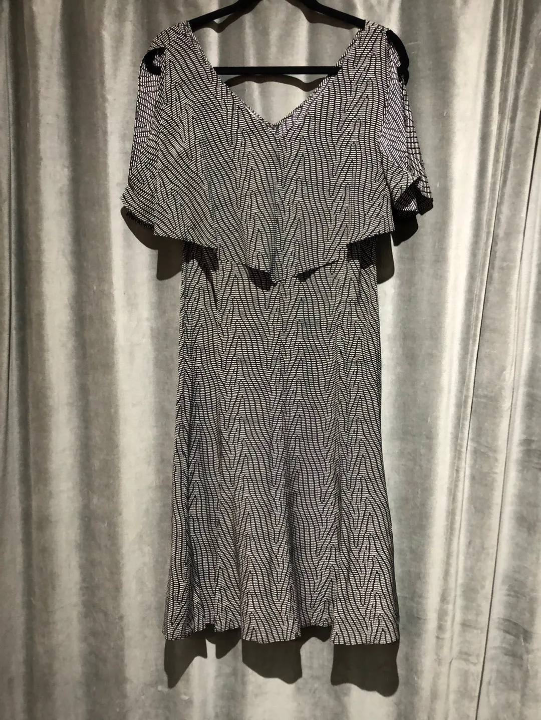 DEREK LAM Black and White Printed V Neck Short Sleeve Seta Silk Dress