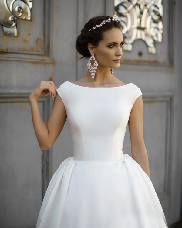 Fashion 2019 Satin Wedding Dresses Backless Modest A-line Wedding Gowns for Brides