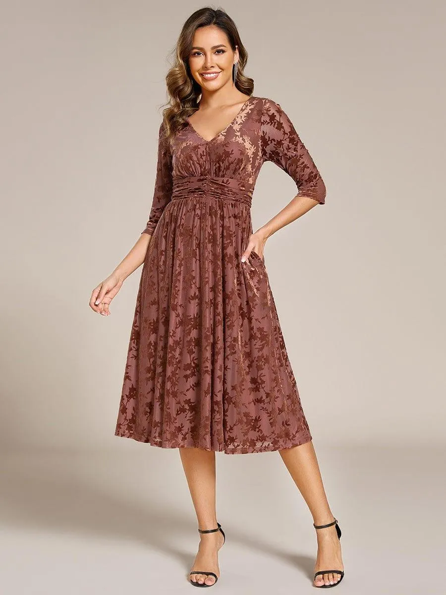Robe d'invitée de mariage plissée à manches 3/4 en velours fleuri