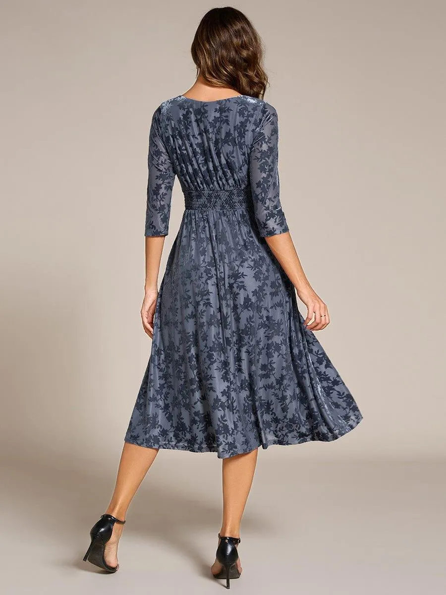 Robe d'invitée de mariage plissée à manches 3/4 en velours fleuri
