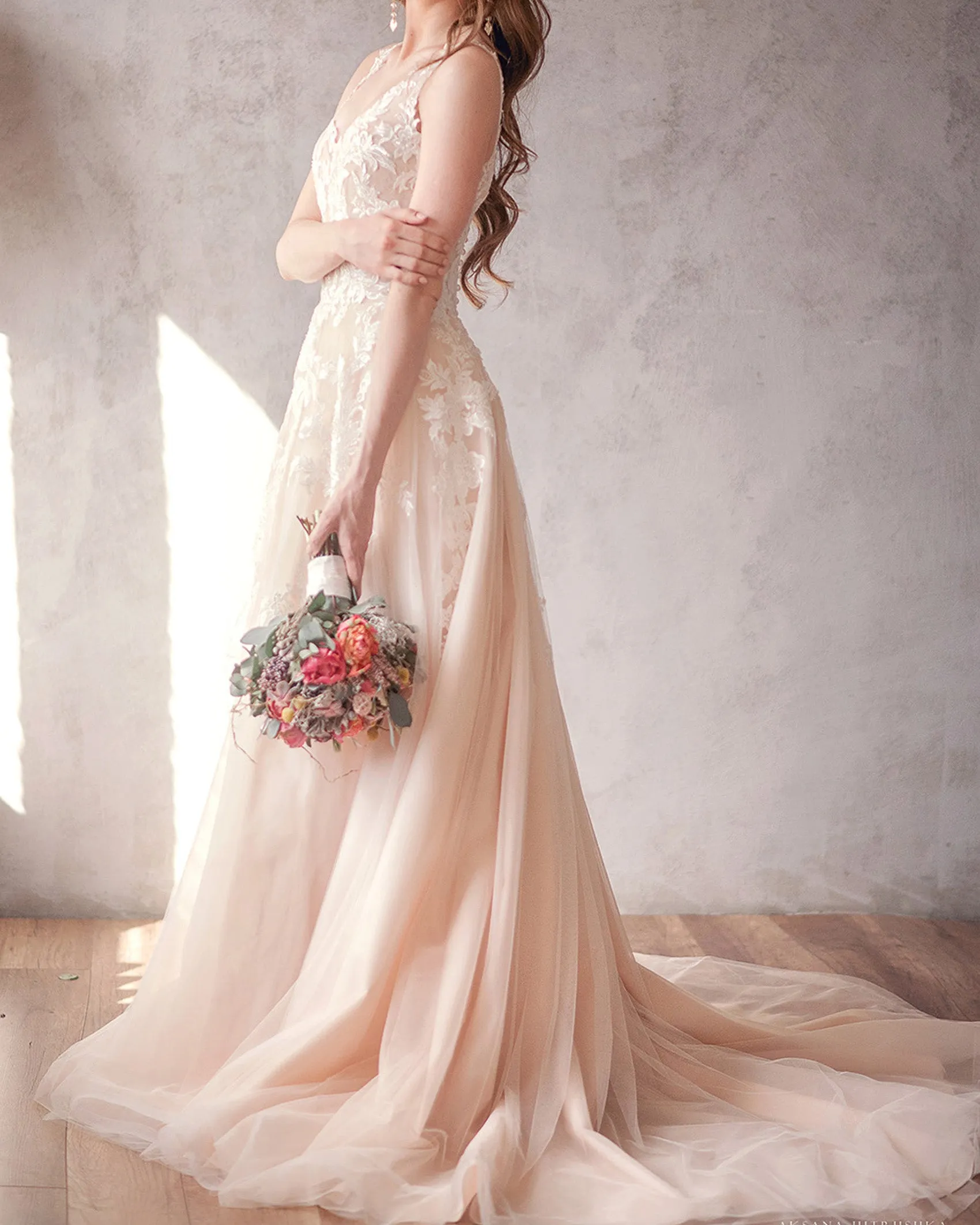 Romantic Lace Wedding Dresses Appliques  V-Neck Elegant A-line Champagne Tulle Bridal Gowns
