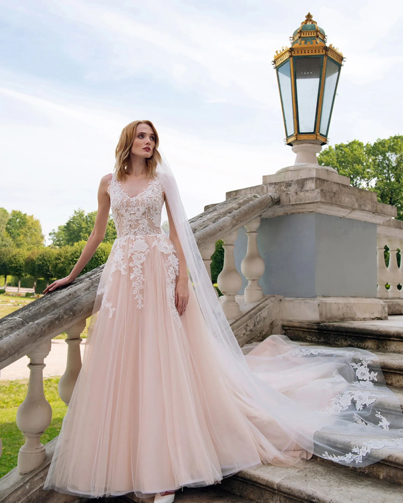 Romantic Lace Wedding Dresses Appliques  V-Neck Elegant A-line Champagne Tulle Bridal Gowns