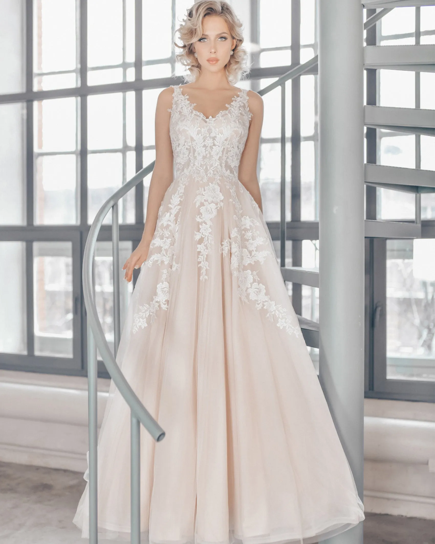 Romantic Lace Wedding Dresses Appliques  V-Neck Elegant A-line Champagne Tulle Bridal Gowns