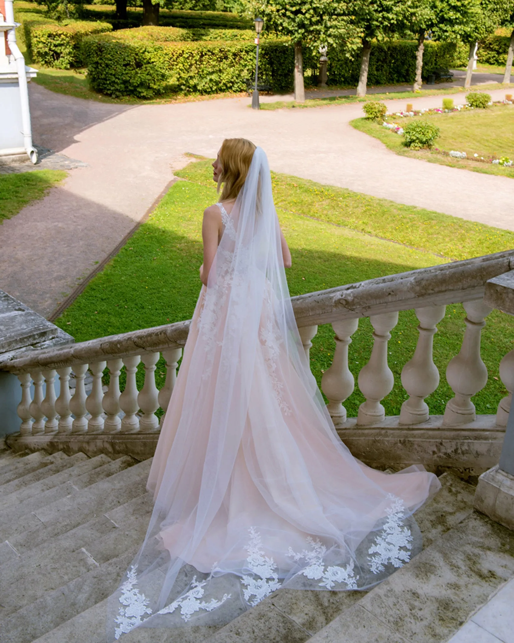 Romantic Lace Wedding Dresses Appliques  V-Neck Elegant A-line Champagne Tulle Bridal Gowns