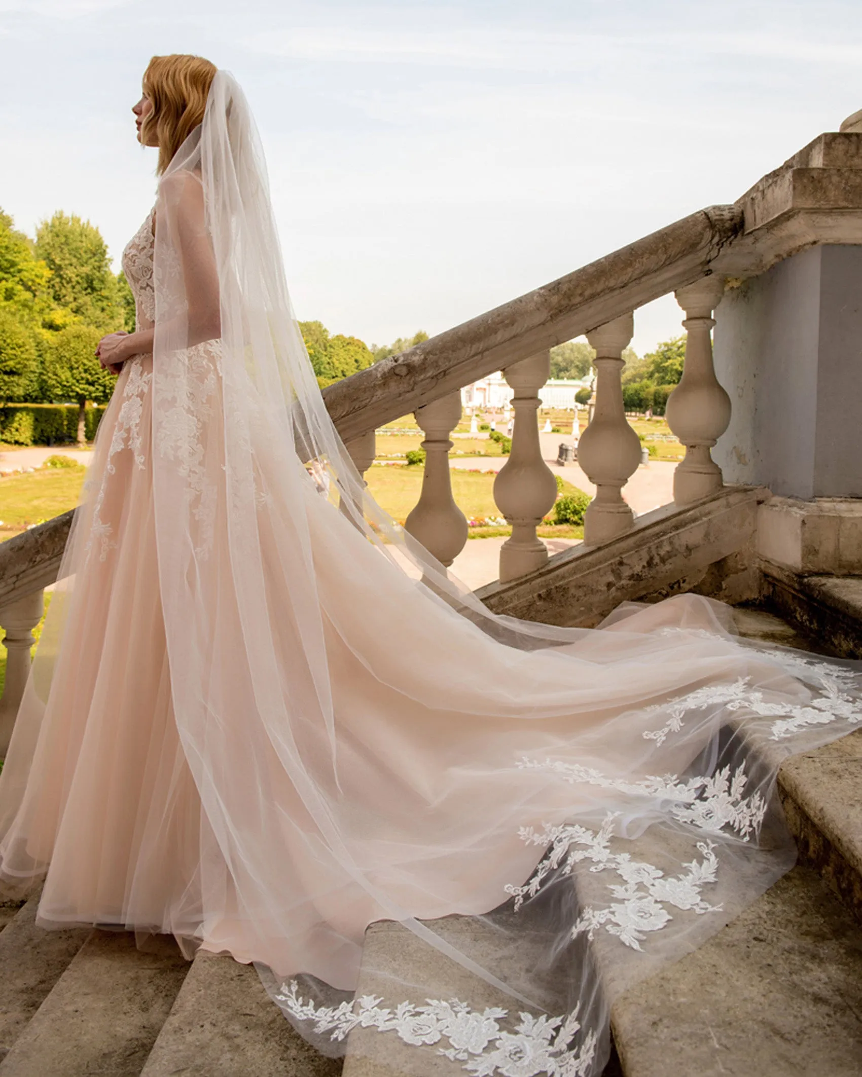 Romantic Lace Wedding Dresses Appliques  V-Neck Elegant A-line Champagne Tulle Bridal Gowns