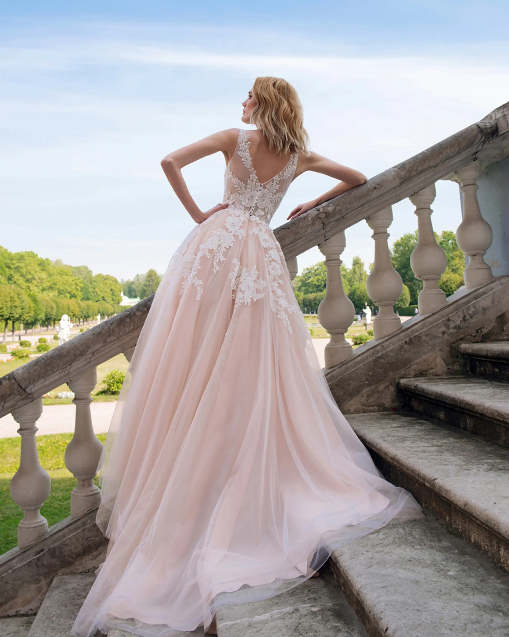 Romantic Lace Wedding Dresses Appliques  V-Neck Elegant A-line Champagne Tulle Bridal Gowns