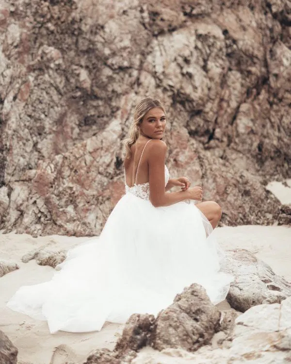 Sexy Beach Wedding Dresses Spaghetti Straps Unique Lace Appliques V-Neck Bridal Dress Split Side