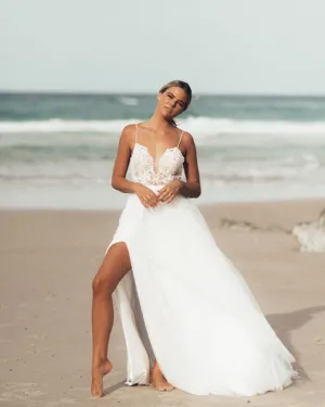 Sexy Beach Wedding Dresses Spaghetti Straps Unique Lace Appliques V-Neck Bridal Dress Split Side